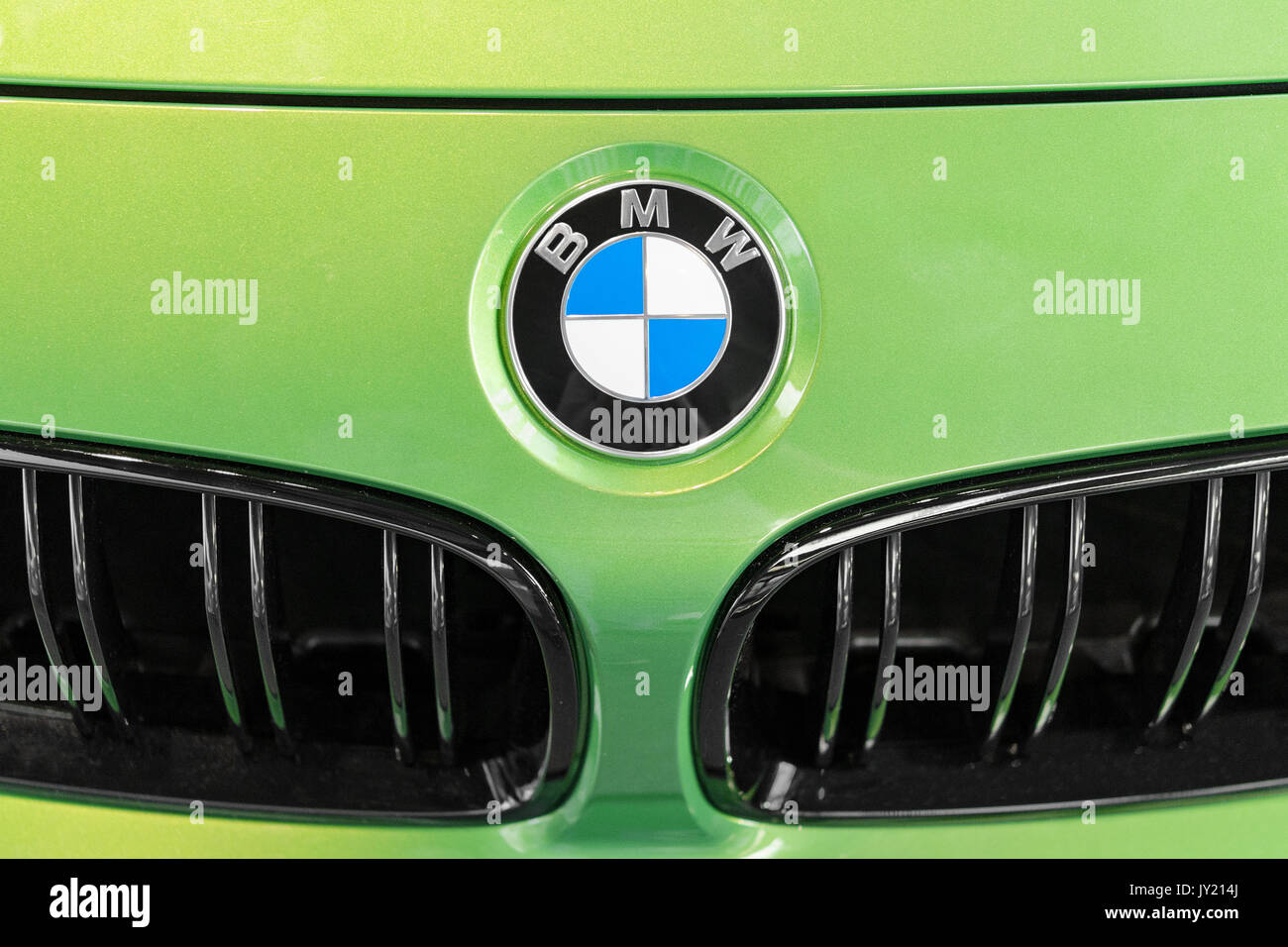 Munich, Allemagne - 15 juillet 2017 : Le logo BMW sur le capot de la voiture de luxe vert lime très présentable. Banque D'Images