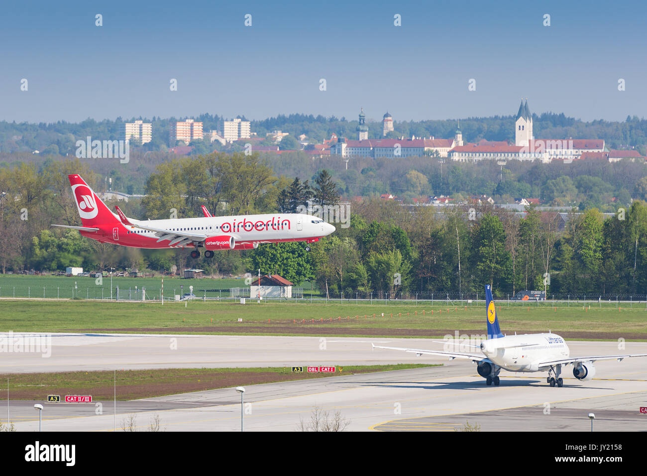 Munich, Allemagne - le 6 mai 2016 : avion Boeing 737 de la compagnie aérienne Air Berlin l'atterrissage à l'aéroport international de Munich. Banque D'Images