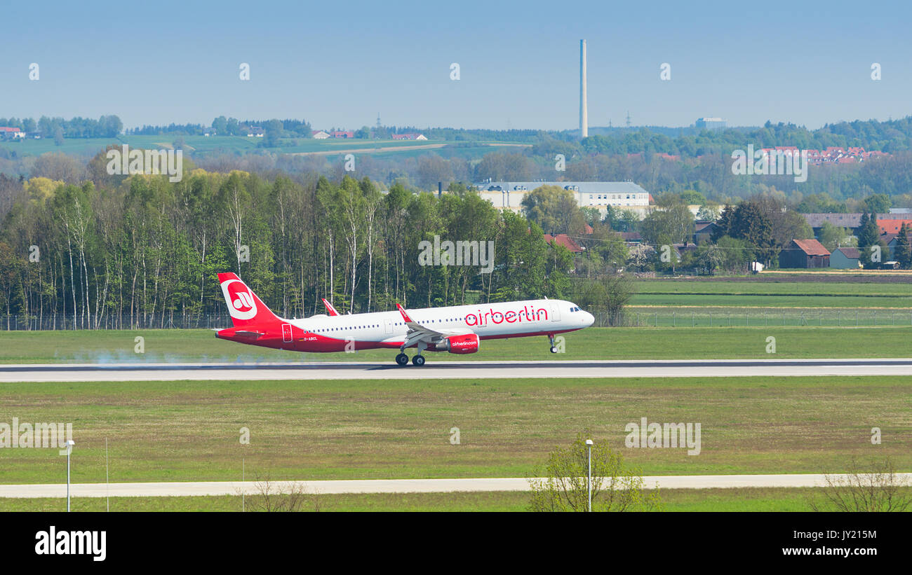 Munich, Allemagne - le 6 mai 2016 : avion de passagers d'Air Berlin, compagnie aérienne à bas prix vers le bas la piste avec de la fumée dans l'aéroport international de Munich Banque D'Images