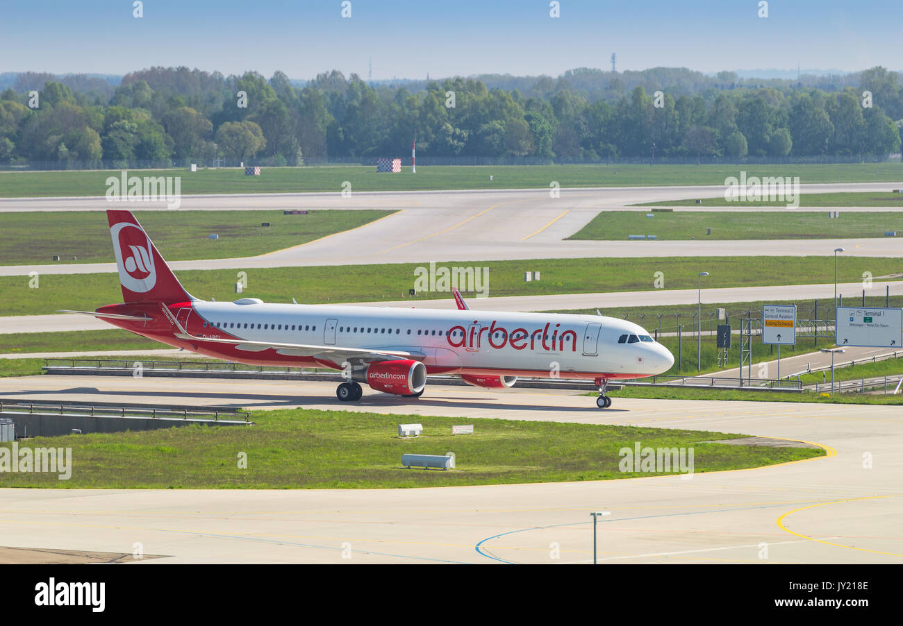 Munich, Allemagne - le 6 mai 2016 : Avion de ligne Airbus A321 de Air Berlin compagnie low-cost roulant d'un terminal à la piste après l'atterrissage à Munich internation Banque D'Images