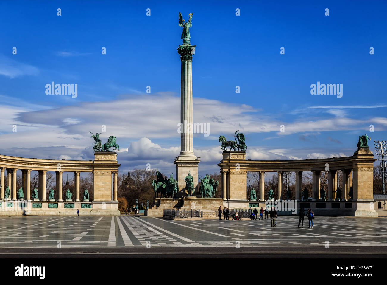 La place des héros dans city park, National Theatre, Budapest, Hongrie Banque D'Images