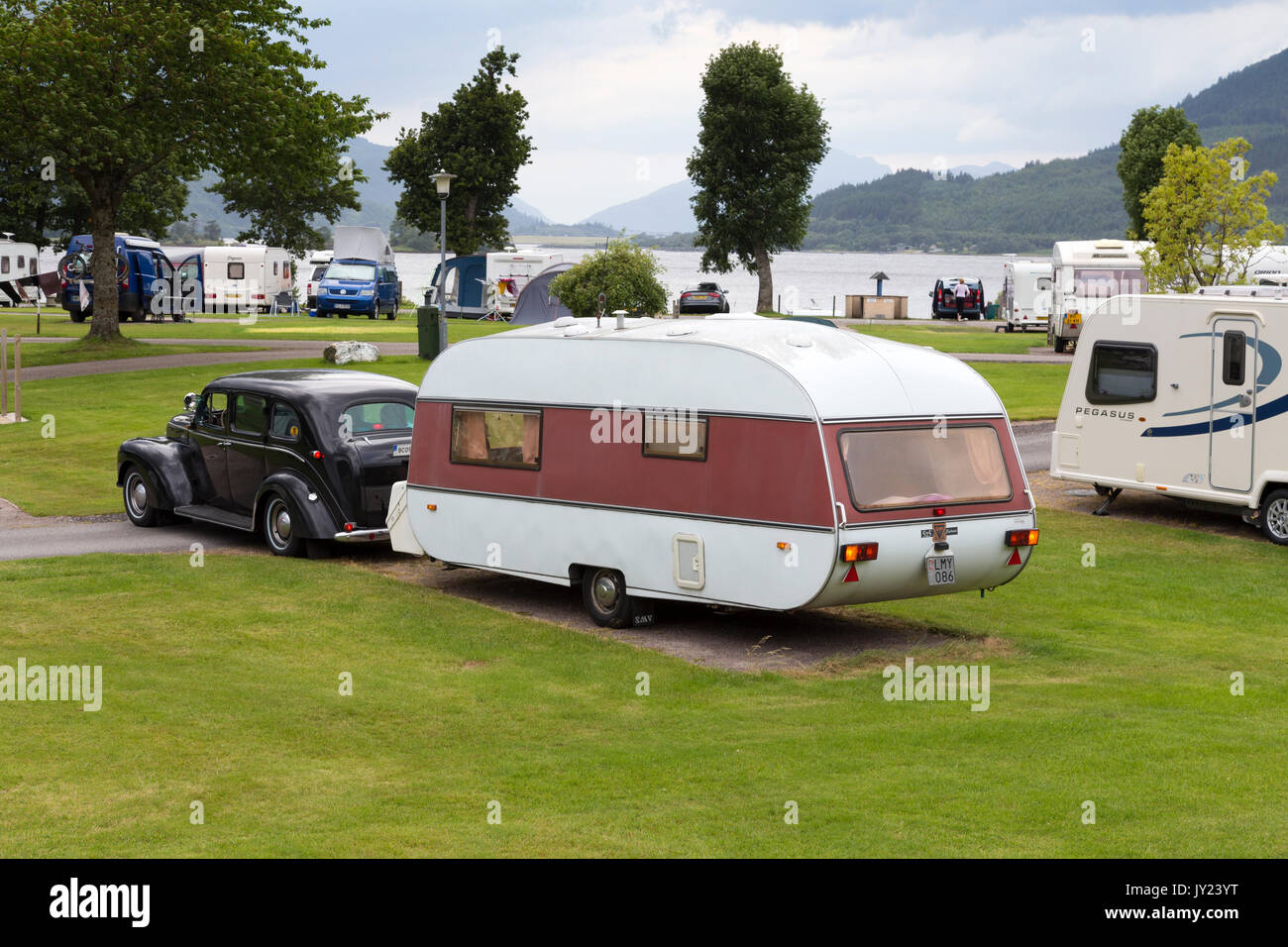 Vintage Classic Voiture et caravane à Invercoe Caravan Park, Glencoe, Highland, Ecosse, Royaume-Uni Banque D'Images
