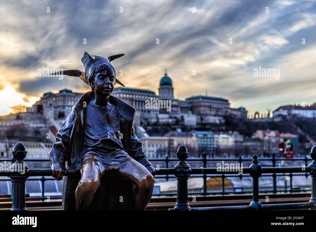 Petite Princesse statue à Budapest, avec le château de Buda en arrière-plan, la Hongrie Banque D'Images