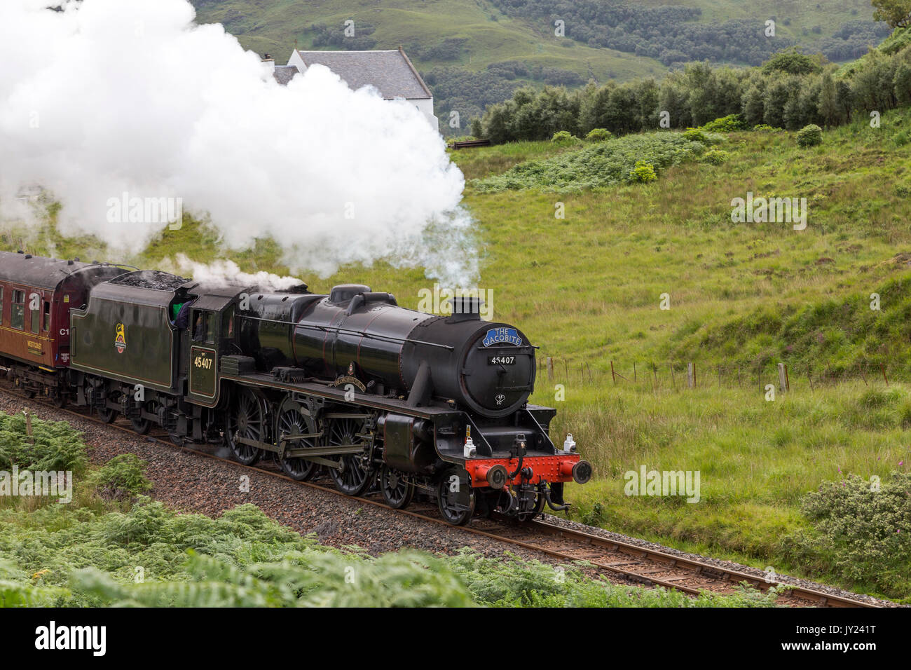 Le Train à vapeur Jacobite passant Polnish église sur le chemin de Mallaig, côte ouest de l'Ecosse, Royaume-Uni Banque D'Images