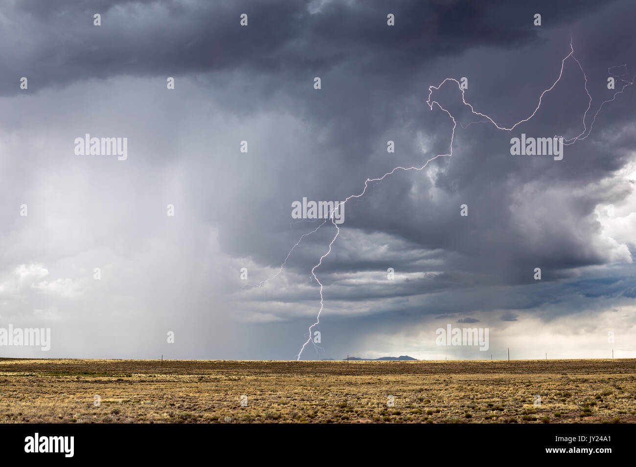 Orage d'été avec éclair et pluie dans le désert près de deux canons, Arizona Banque D'Images