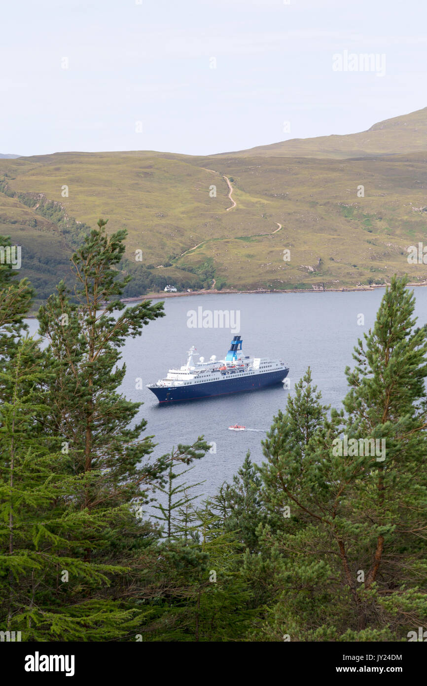 La Saga Pearl II Paquebot ancré juste à côté de Ullapool, côte ouest de l'Ecosse, Royaume-Uni Banque D'Images