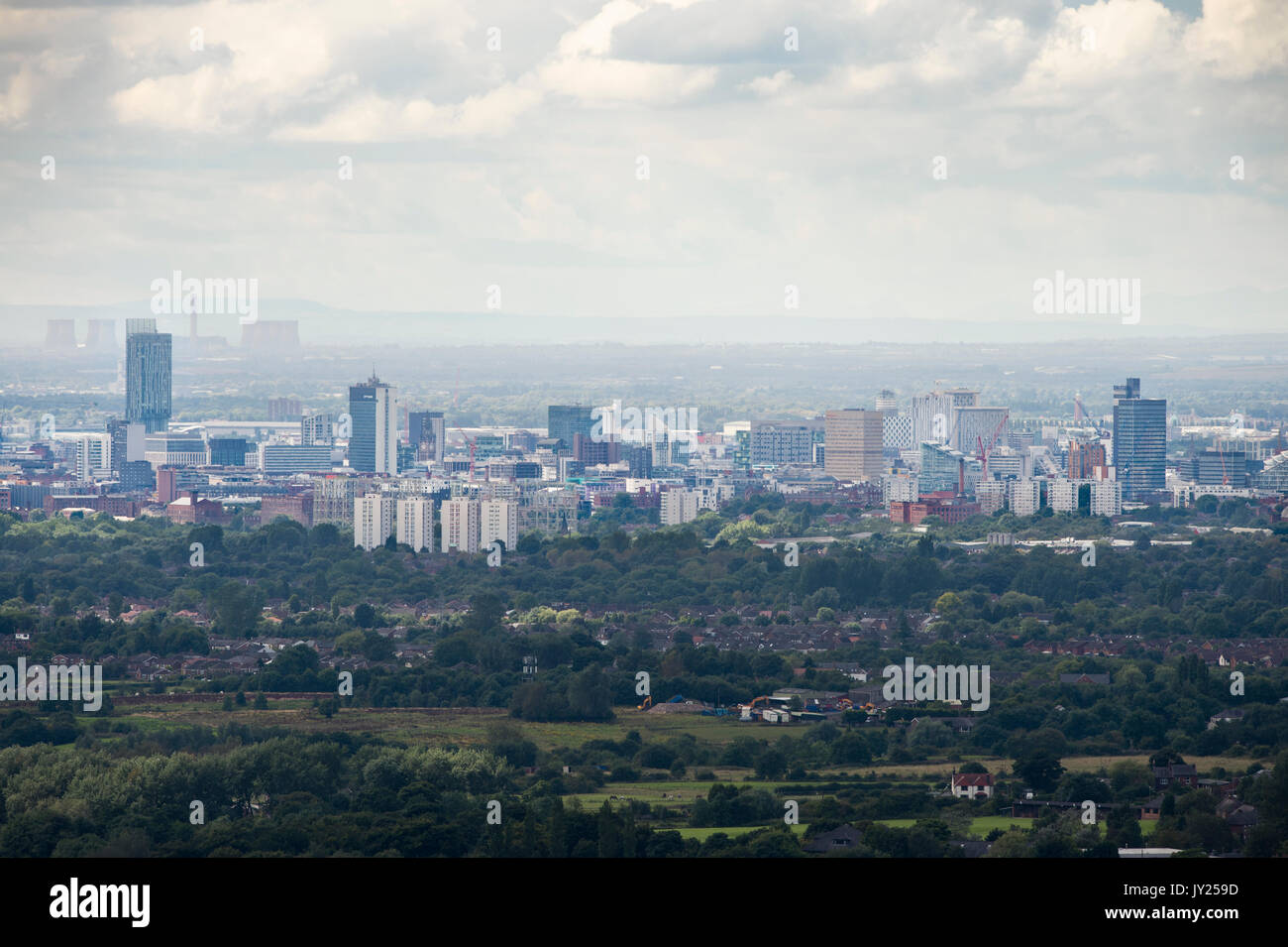 Vue du centre-ville de Manchester du point de vue d'Hartshead Pike, Mossley, dans la région de Bellevue, UK Banque D'Images
