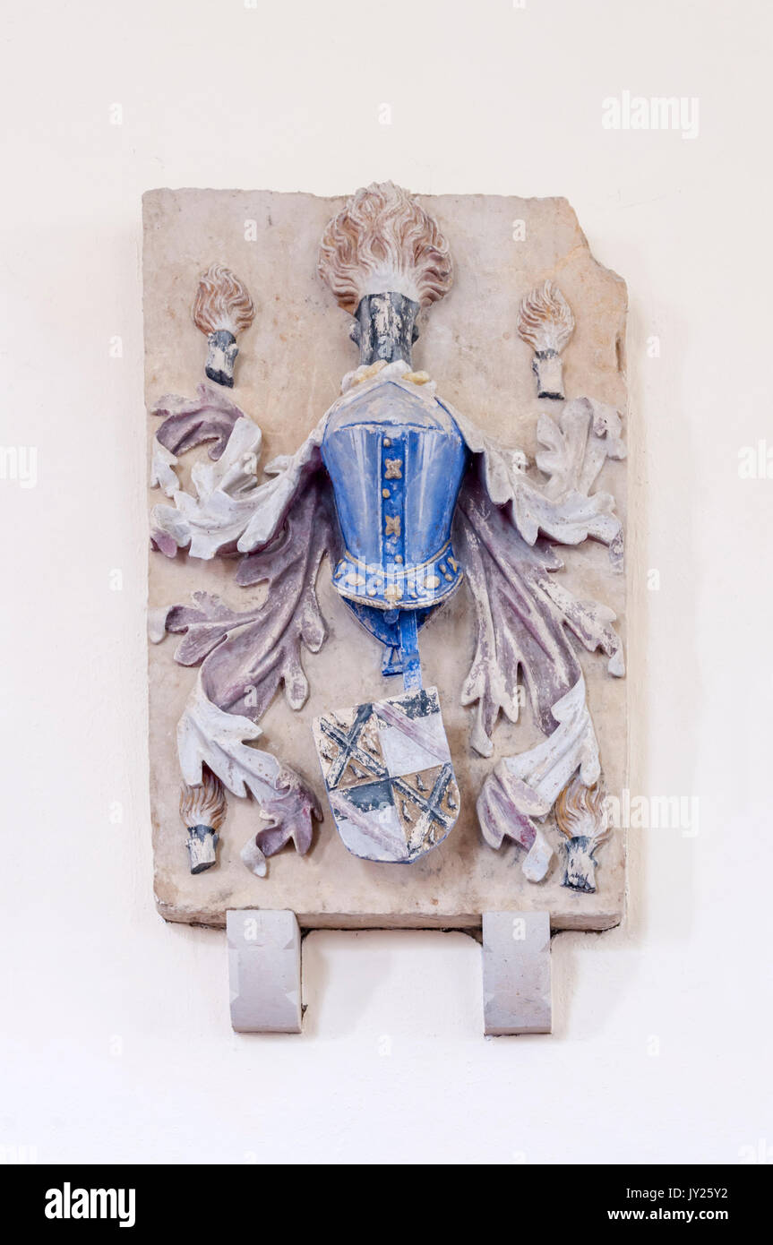 Les armoiries sculptées de la famille Guldeford sur le mur nord de l'église St Mary, East Guldeford sur Romney Marsh. Banque D'Images