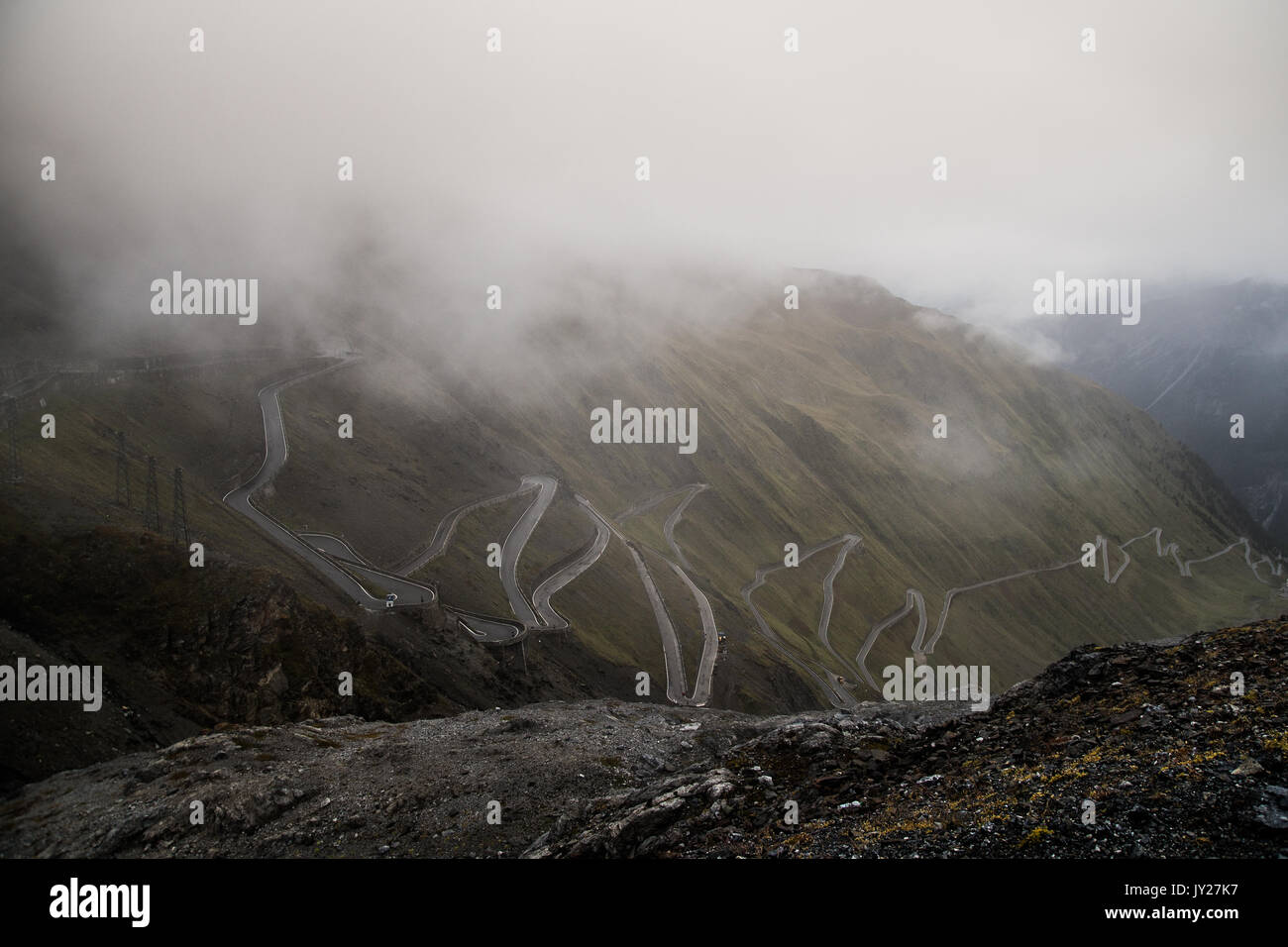 Col du Stelvio dans les nuages Banque D'Images