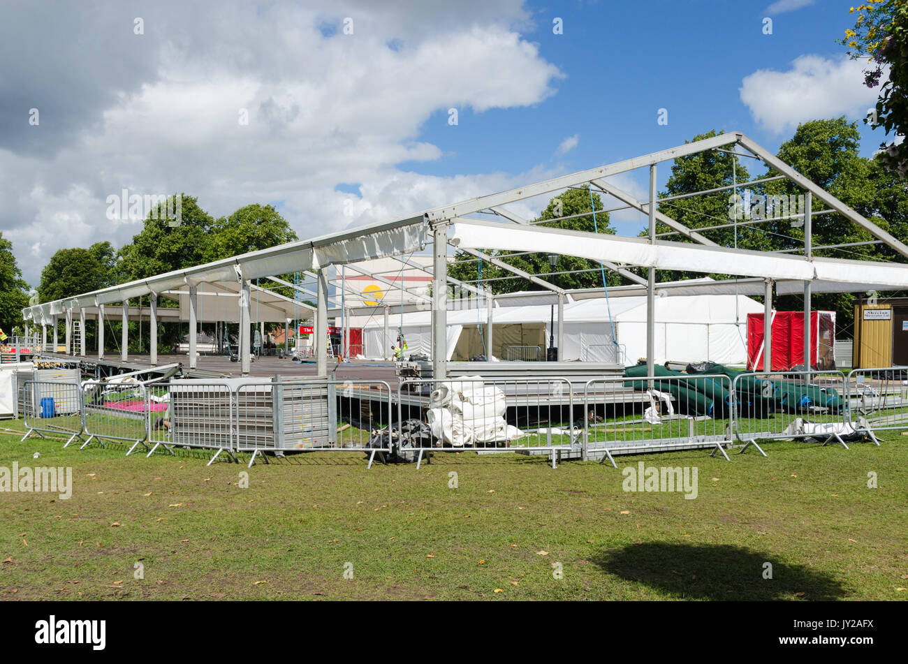 Bâtiment provisoire d'être démantelé après la Shrewsbury Flower Show dans la carrière Park Banque D'Images