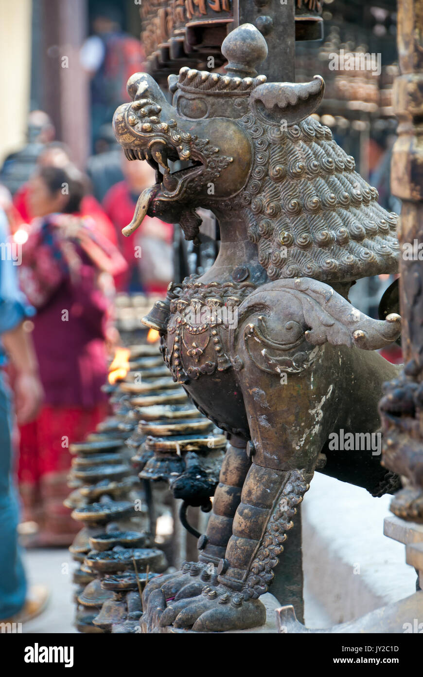 Statue de lion Gardien du Temple au Temple de Swayambhunath dans la vallée de Katmandou, Népal. Banque D'Images