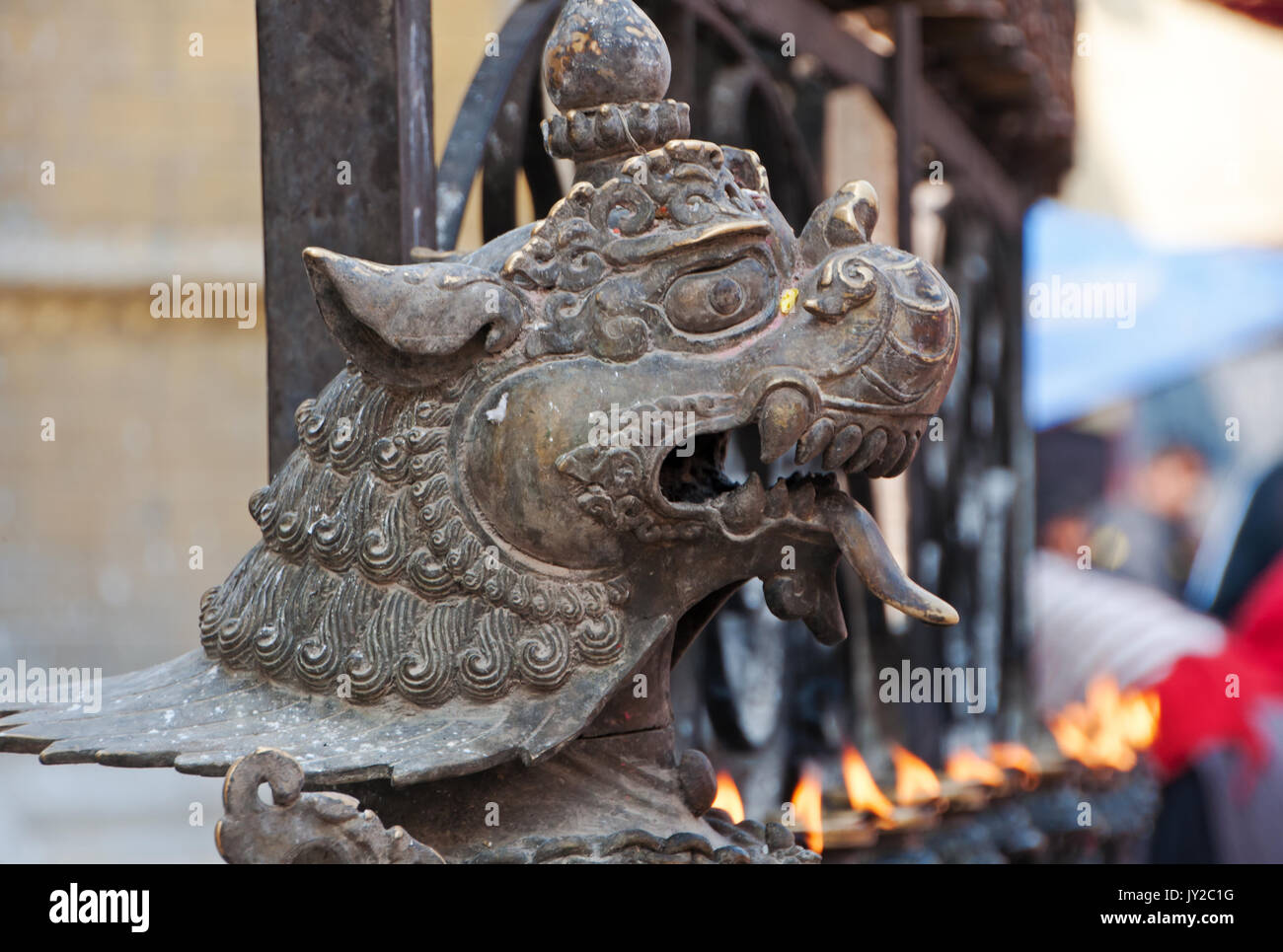 Statue de lion Gardien du Temple au Temple de Swayambhunath dans la vallée de Katmandou, Népal. Banque D'Images