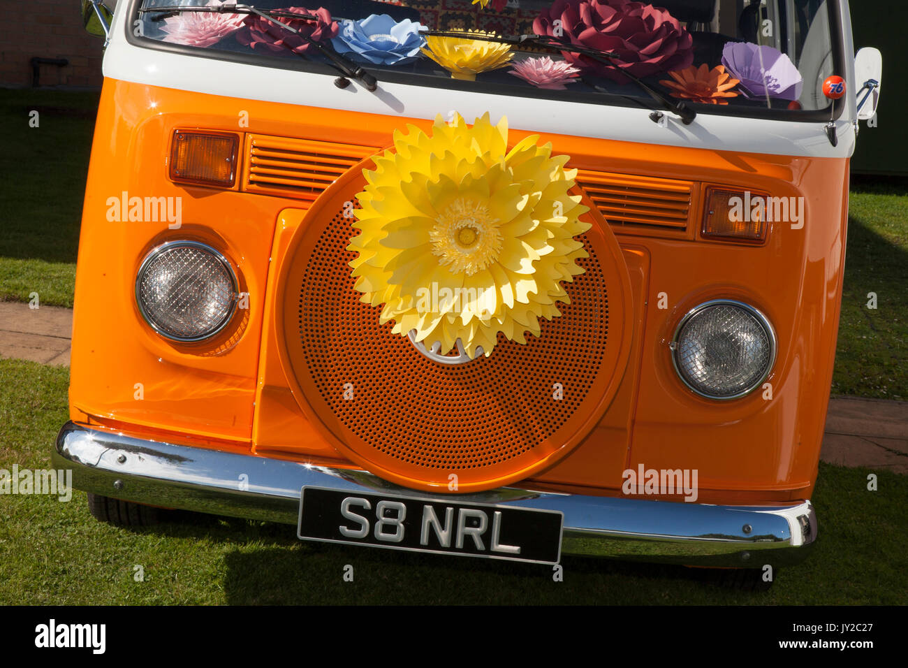 2012 essence Bio-Fuel orange Modern VW Volkswagen Camper van, Campervan, Campervan, camping-cars, autocaravanes le jour d'ouverture au salon des fleurs de Southport en tant qu'exposants, designers de jardin, et expositions florales accueillent jusqu'à 80,000 visiteurs attendus à cet événement annuel célèbre. Banque D'Images