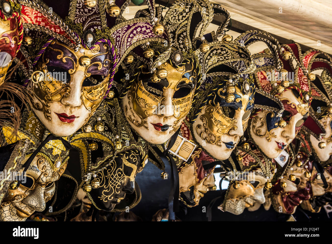 Vitrine richement décorées avec des masques de carnaval dans une rue de Venise Banque D'Images