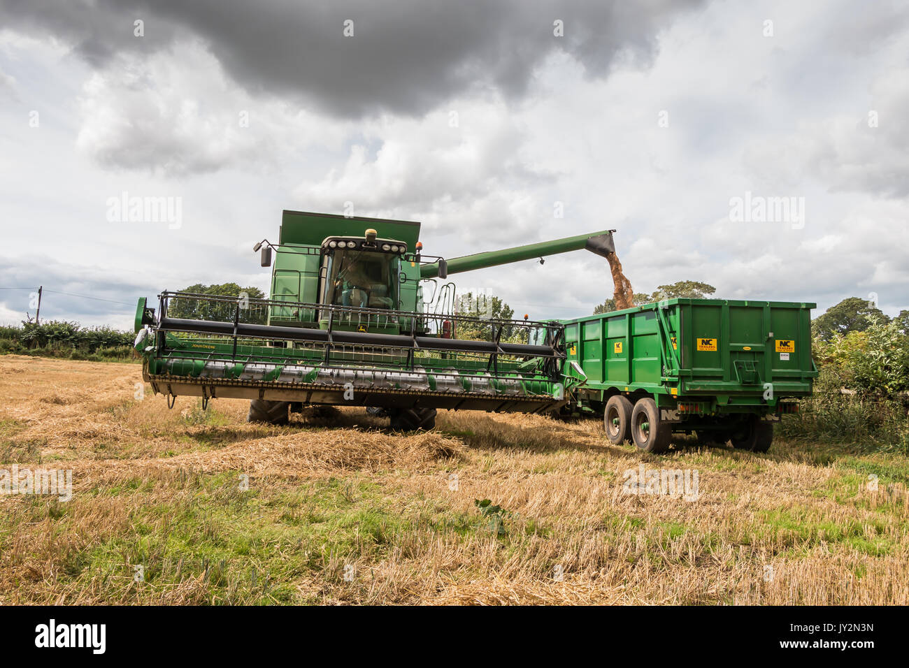 L'agriculture britannique, Harvest, John Deere moissonneuse-batteuse Hillmaster au travail sur une récolte de blé à Wycliffe, août 2017 Teesdale Banque D'Images
