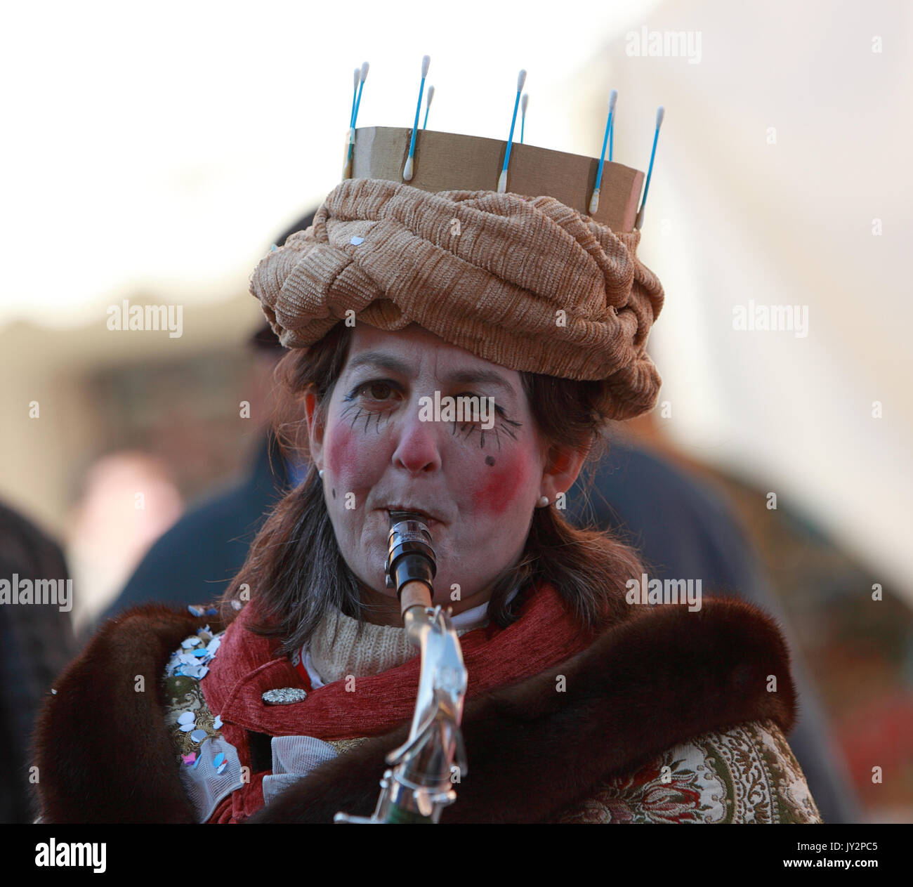 Venise,Italie,le 26 février 2011 : Portrait d'une femme drôle saxophoniste lors d'un défilé à Venise pendant le Carnaval jours.Le Carnaval de Banque D'Images