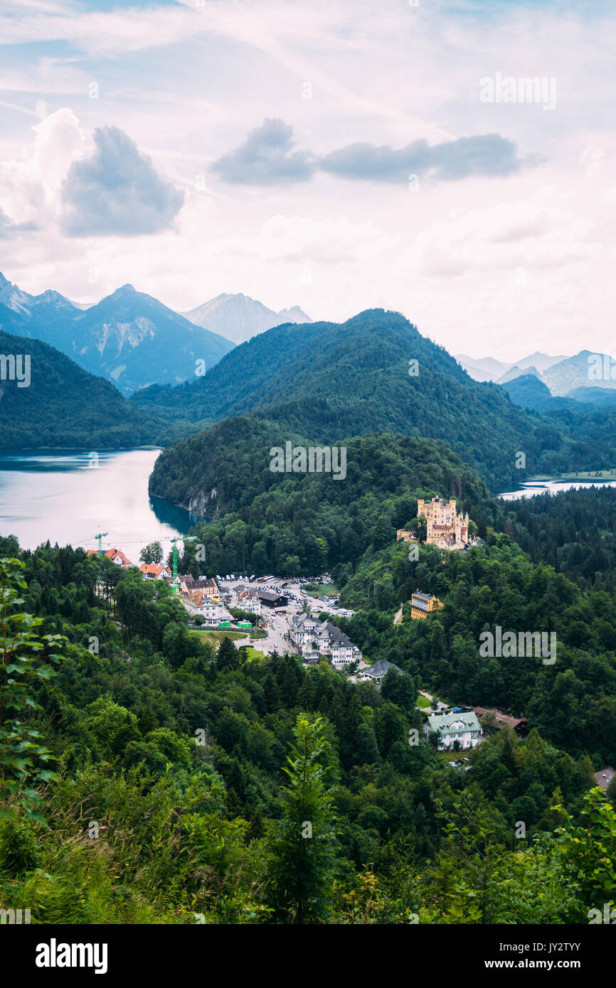 Paysage sur les Alpes et le lac de montagne avec Alpsee Schwangau et son château en premier plan. Banque D'Images
