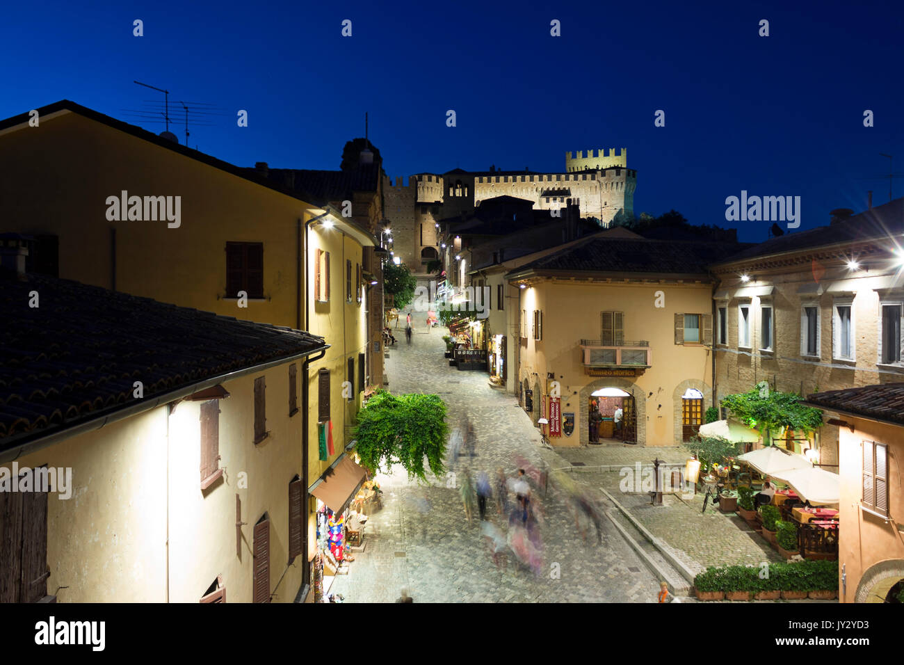 GRADARA, ITALIE - juin 2012 ; vue de la nuit de la rue principale. Banque D'Images