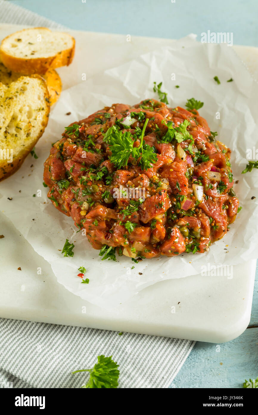 Tartare de boeuf français biologiques crus avec tranches de pain Banque D'Images