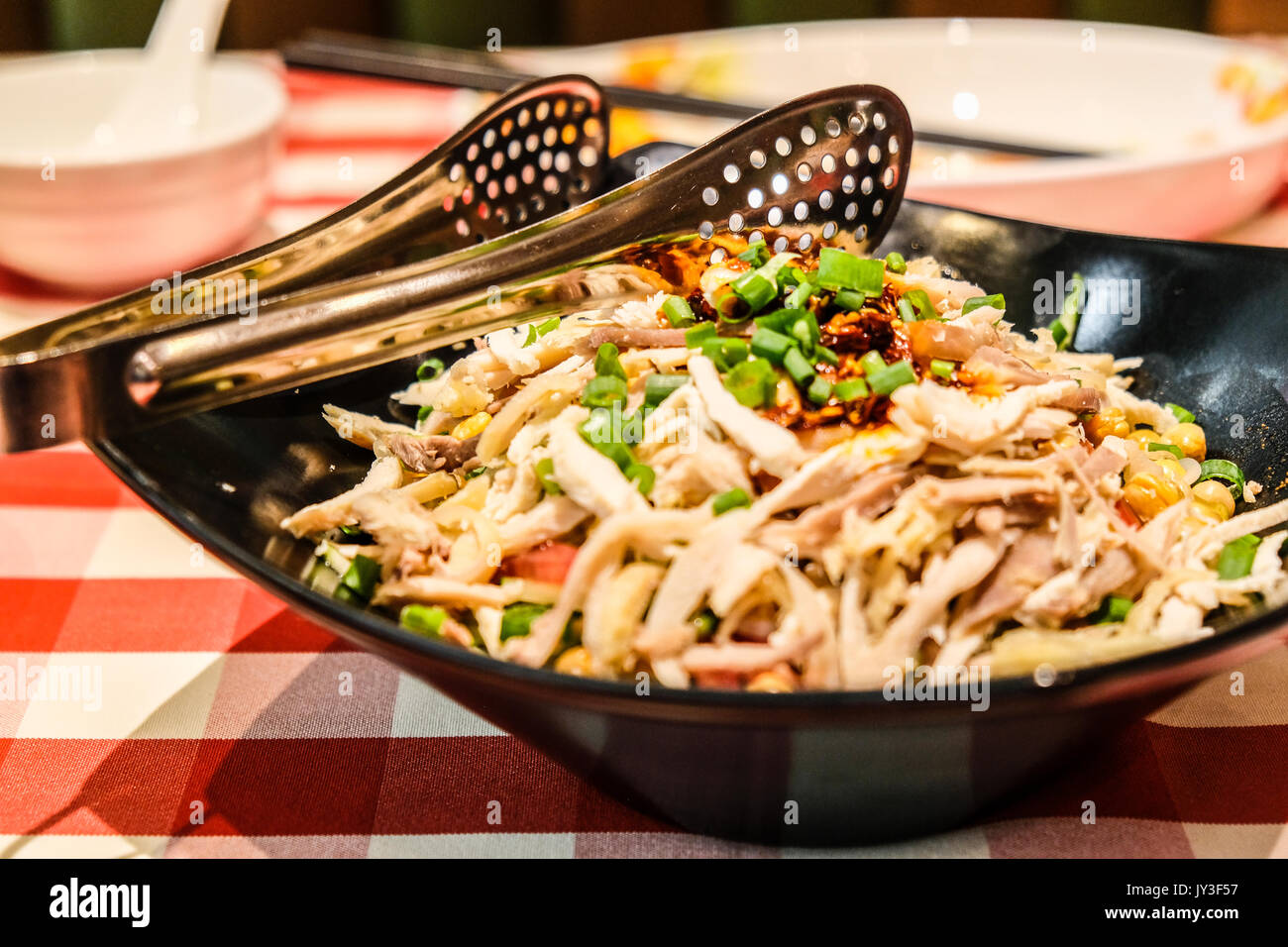 Un plat de poulet épicé et dans un restaurant chinois Banque D'Images