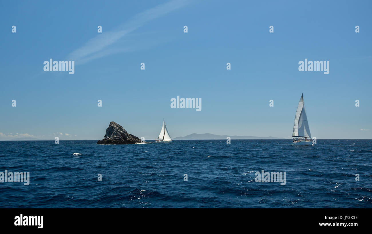 Bateau à voile Yacht de luxe avec voiles blanches dans la mer. Banque D'Images