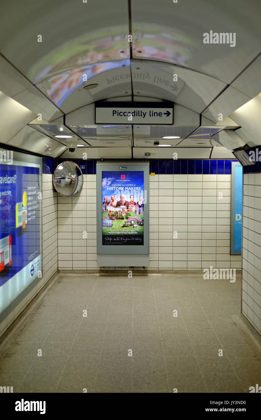 Le tunnel qui mène à une l'entraîne à la station de métro Leicester Square Banque D'Images