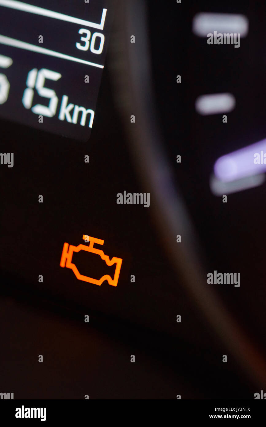 Vérifier moteur warning sign close-up dans tableau de bord voiture moderne Banque D'Images