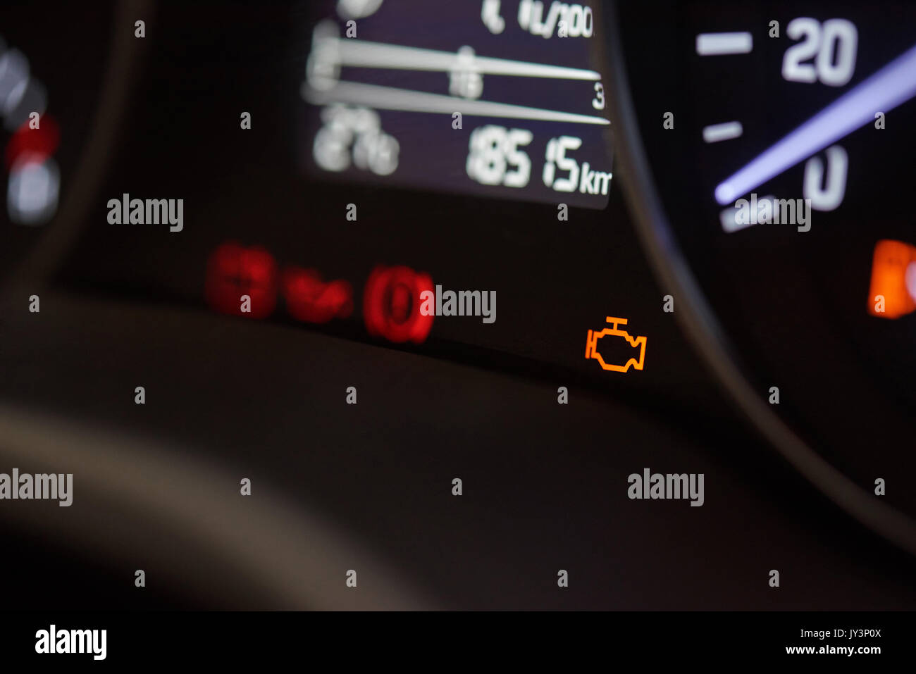 Vérifier la température d'icône sur le tableau de bord de voiture moderne, close-up Banque D'Images