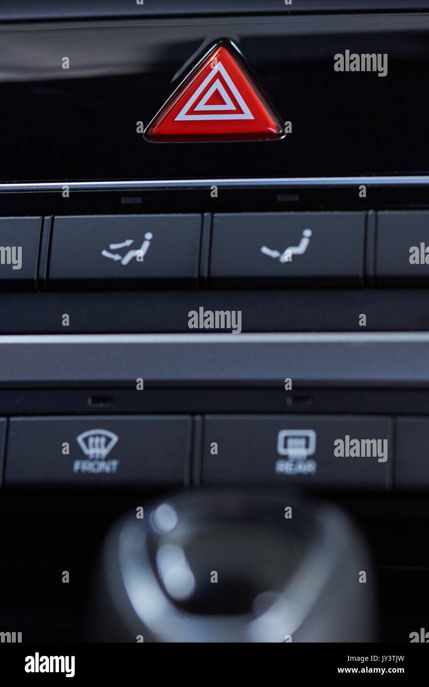 Bouton de feu d'urgence à l'intérieur de voiture. Bouton rouge accident Banque D'Images