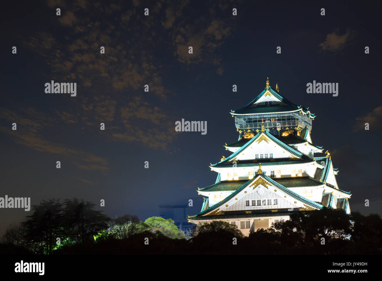 Le magnifique château d'Osaka à Osaka, Japon avec arrière-plan de nice Banque D'Images
