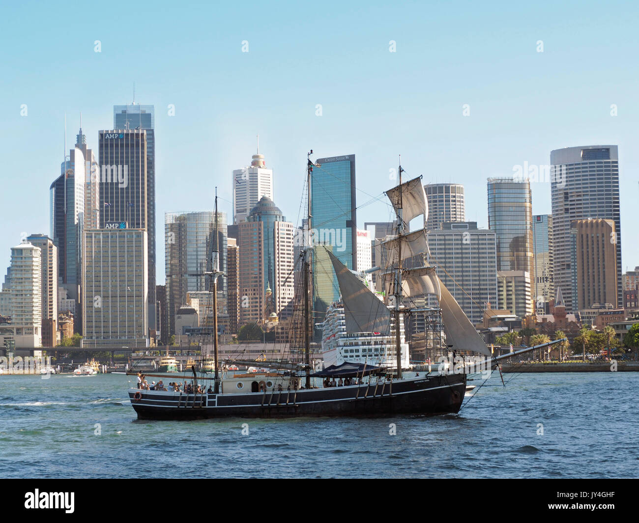 Bateau à voile en face de la ville de Sydney Banque D'Images