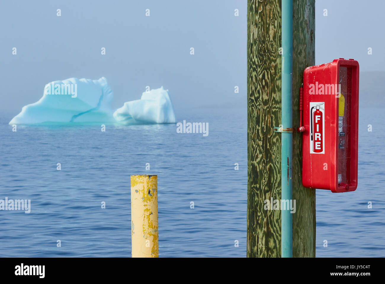 Iceberg et extincteur contraste, St Lunaire Griquet une communauté à l'extrémité de la péninsule Great Northern, à Terre-Neuve, Canada Banque D'Images