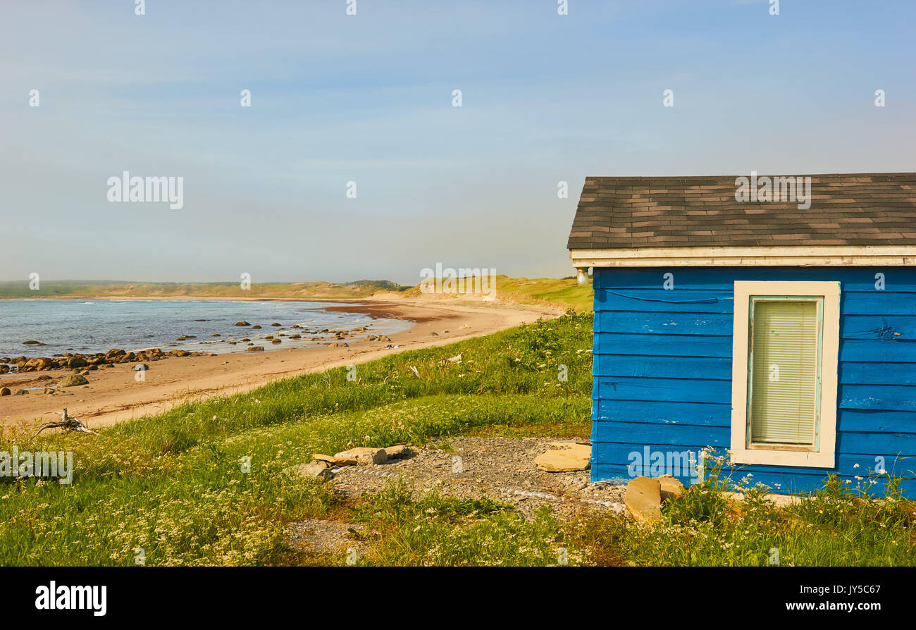 Cabane en bois bleu au-dessus de la baie déserte sur le golfe du Saint-Laurent sur la côte ouest de Terre-Neuve, Canada Banque D'Images