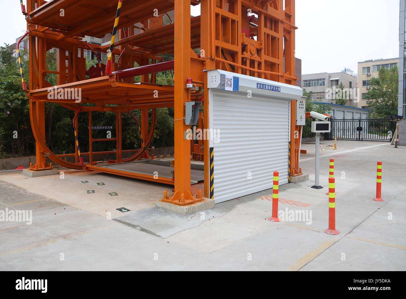 Binzhou, Binzhou, Chine. 18 août, 2017. Binzhou, la Chine du 18e Août 2017 : (usage éditorial uniquement. Chine OUT) .l'intelligent parking vertical peut accueillir 12 voitures en même temps dans l'est de la Chine, Binzhou La province de Shandong. Les conducteurs peuvent scanner le code à réponse rapide par téléphone mobile et puis garer leur voiture sur elle. Crédit : SIPA Asie/ZUMA/Alamy Fil Live News Banque D'Images