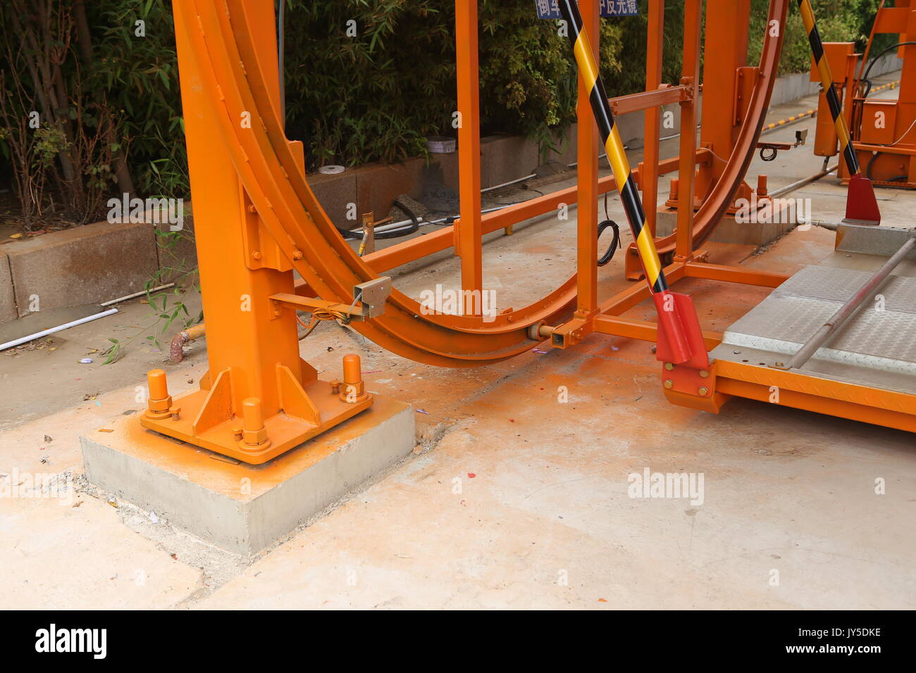 Binzhou, Binzhou, Chine. 18 août, 2017. Binzhou, la Chine du 18e Août 2017 : (usage éditorial uniquement. Chine OUT) .l'intelligent parking vertical peut accueillir 12 voitures en même temps dans l'est de la Chine, Binzhou La province de Shandong. Les conducteurs peuvent scanner le code à réponse rapide par téléphone mobile et puis garer leur voiture sur elle. Crédit : SIPA Asie/ZUMA/Alamy Fil Live News Banque D'Images