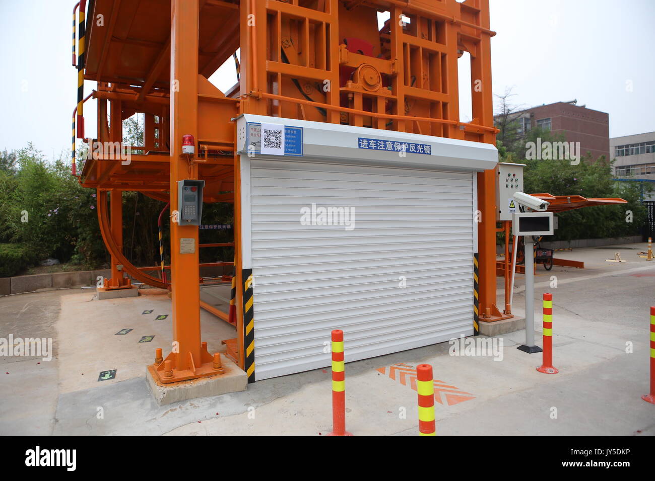 Binzhou, Binzhou, Chine. 18 août, 2017. Binzhou, la Chine du 18e Août 2017 : (usage éditorial uniquement. Chine OUT) .l'intelligent parking vertical peut accueillir 12 voitures en même temps dans l'est de la Chine, Binzhou La province de Shandong. Les conducteurs peuvent scanner le code à réponse rapide par téléphone mobile et puis garer leur voiture sur elle. Crédit : SIPA Asie/ZUMA/Alamy Fil Live News Banque D'Images