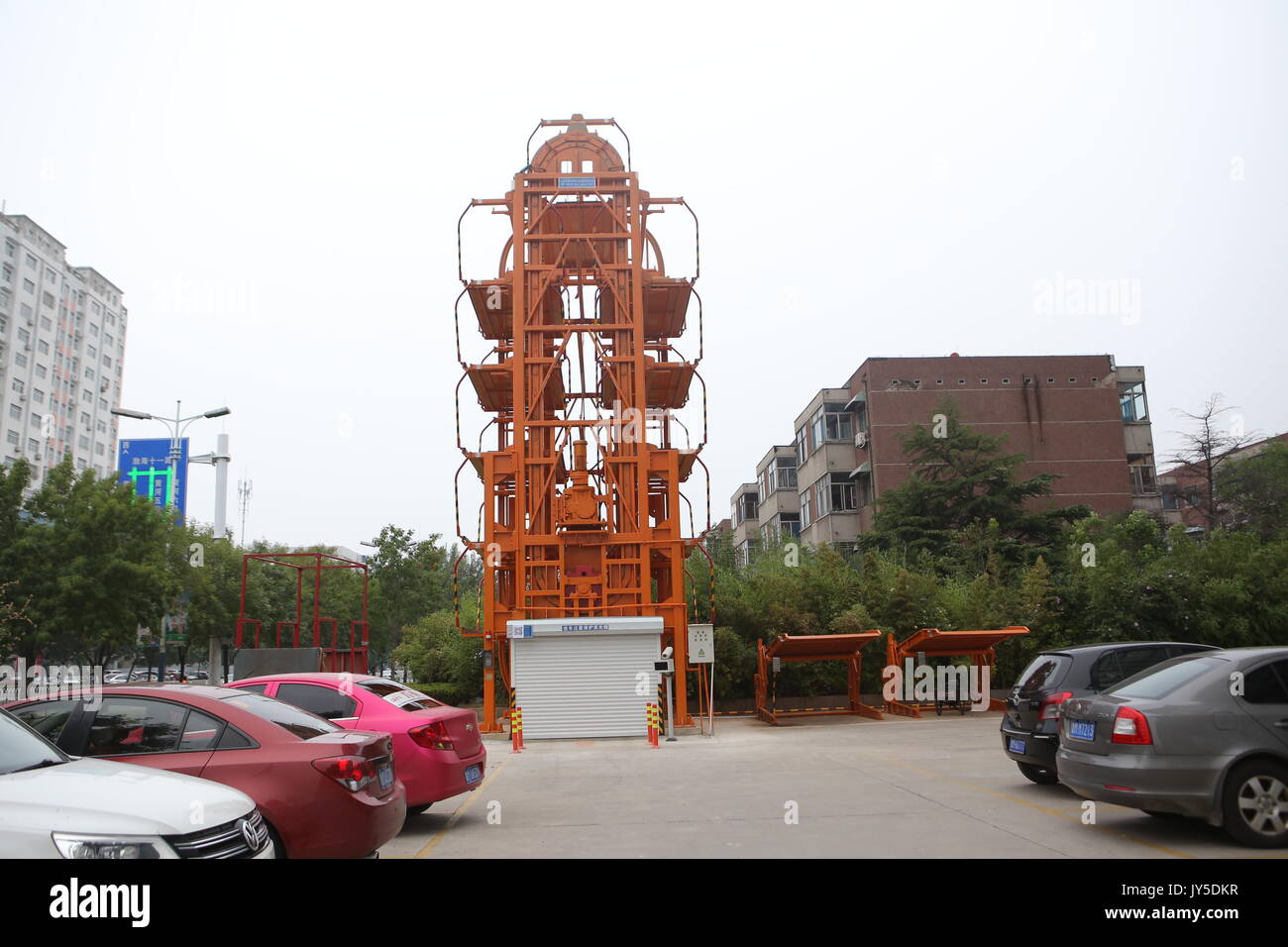Binzhou, Binzhou, Chine. 18 août, 2017. Binzhou, la Chine du 18e Août 2017 : (usage éditorial uniquement. Chine OUT) .l'intelligent parking vertical peut accueillir 12 voitures en même temps dans l'est de la Chine, Binzhou La province de Shandong. Les conducteurs peuvent scanner le code à réponse rapide par téléphone mobile et puis garer leur voiture sur elle. Crédit : SIPA Asie/ZUMA/Alamy Fil Live News Banque D'Images
