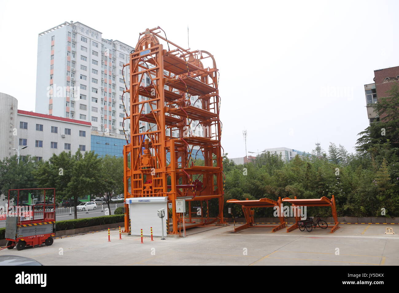 Binzhou, Binzhou, Chine. 18 août, 2017. Binzhou, la Chine du 18e Août 2017 : (usage éditorial uniquement. Chine OUT) .l'intelligent parking vertical peut accueillir 12 voitures en même temps dans l'est de la Chine, Binzhou La province de Shandong. Les conducteurs peuvent scanner le code à réponse rapide par téléphone mobile et puis garer leur voiture sur elle. Crédit : SIPA Asie/ZUMA/Alamy Fil Live News Banque D'Images