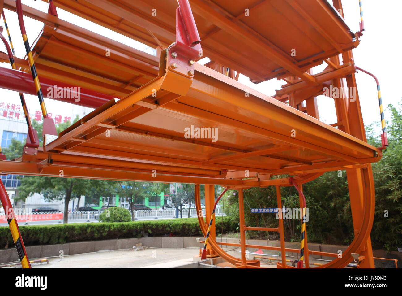 Binzhou, Binzhou, Chine. 18 août, 2017. Binzhou, la Chine du 18e Août 2017 : (usage éditorial uniquement. Chine OUT) .l'intelligent parking vertical peut accueillir 12 voitures en même temps dans l'est de la Chine, Binzhou La province de Shandong. Les conducteurs peuvent scanner le code à réponse rapide par téléphone mobile et puis garer leur voiture sur elle. Crédit : SIPA Asie/ZUMA/Alamy Fil Live News Banque D'Images
