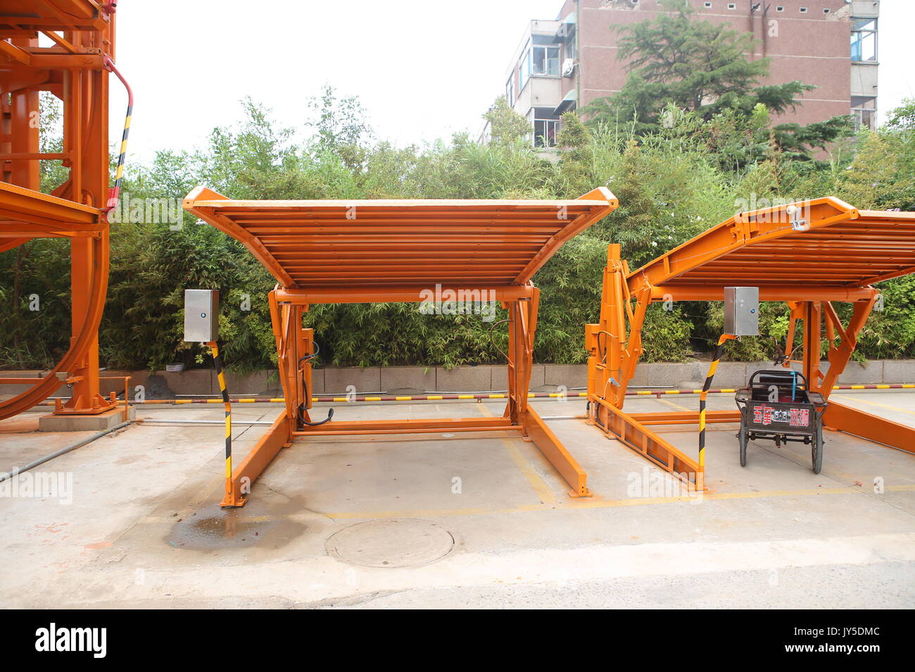Binzhou, Binzhou, Chine. 18 août, 2017. Binzhou, la Chine du 18e Août 2017 : (usage éditorial uniquement. Chine OUT) .l'intelligent parking vertical peut accueillir 12 voitures en même temps dans l'est de la Chine, Binzhou La province de Shandong. Les conducteurs peuvent scanner le code à réponse rapide par téléphone mobile et puis garer leur voiture sur elle. Crédit : SIPA Asie/ZUMA/Alamy Fil Live News Banque D'Images