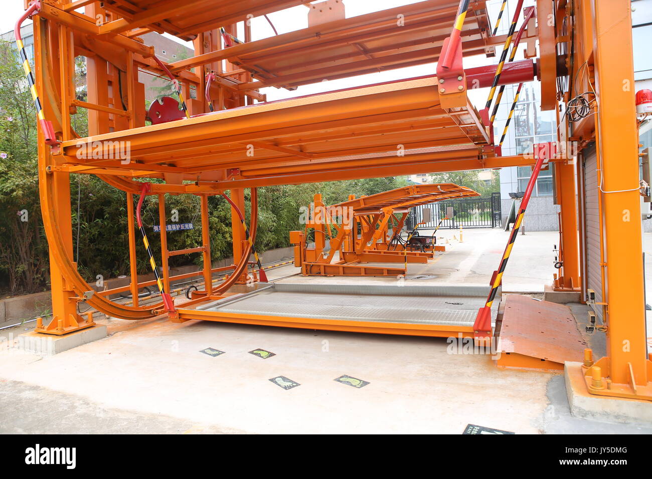 Binzhou, Binzhou, Chine. 18 août, 2017. Binzhou, la Chine du 18e Août 2017 : (usage éditorial uniquement. Chine OUT) .l'intelligent parking vertical peut accueillir 12 voitures en même temps dans l'est de la Chine, Binzhou La province de Shandong. Les conducteurs peuvent scanner le code à réponse rapide par téléphone mobile et puis garer leur voiture sur elle. Crédit : SIPA Asie/ZUMA/Alamy Fil Live News Banque D'Images