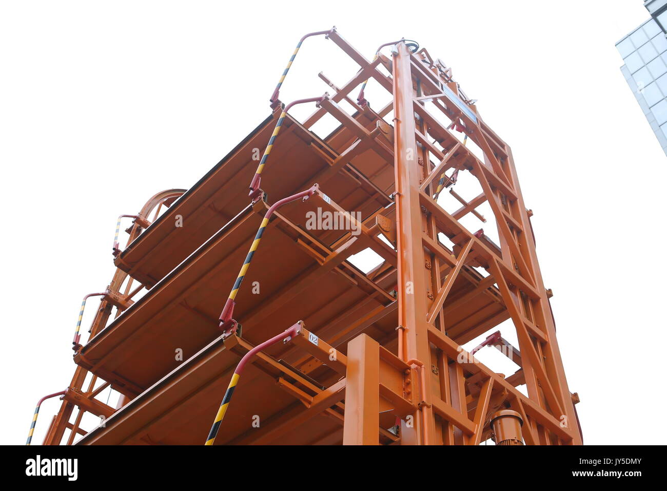 Binzhou, Binzhou, Chine. 18 août, 2017. Binzhou, la Chine du 18e Août 2017 : (usage éditorial uniquement. Chine OUT) .l'intelligent parking vertical peut accueillir 12 voitures en même temps dans l'est de la Chine, Binzhou La province de Shandong. Les conducteurs peuvent scanner le code à réponse rapide par téléphone mobile et puis garer leur voiture sur elle. Crédit : SIPA Asie/ZUMA/Alamy Fil Live News Banque D'Images