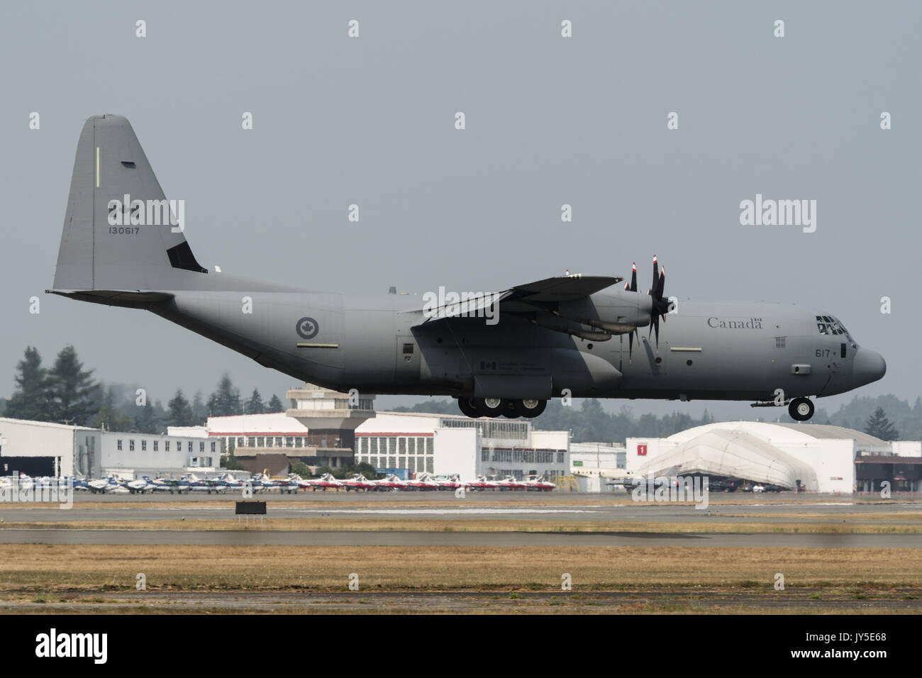 Abbotsford, Colombie-Britannique, Canada. Août 11, 2017. La Gendarmerie royale du Canada (ARC) Lockheed Martin CC-130J Super Hercules du 436e Escadron de transport avion atterrit à Abbotsford (Colombie-Britannique) avant le début de l'Abbotsford International Airshow. Credit : Bayne Stanley/ZUMA/Alamy Fil Live News Banque D'Images