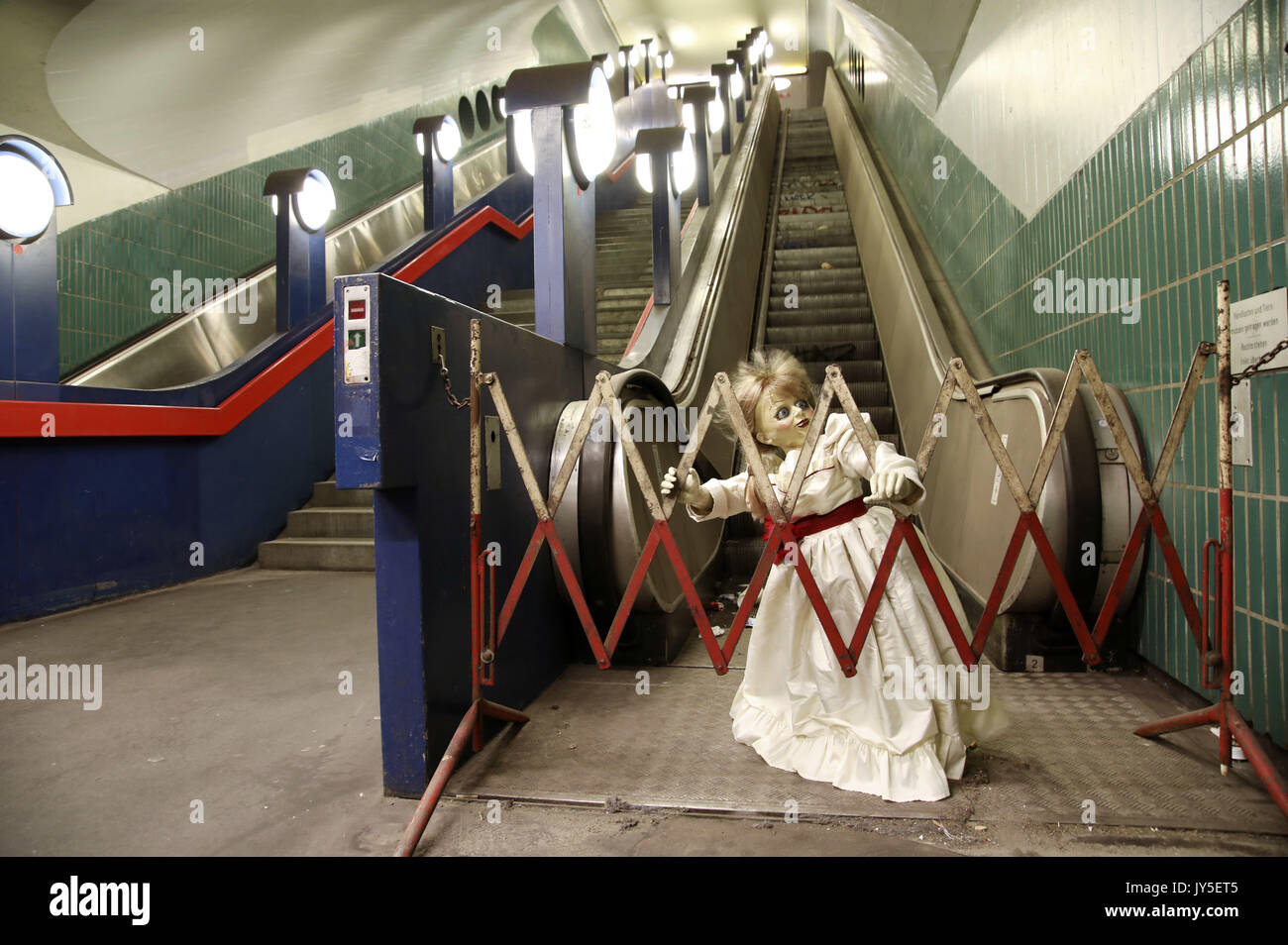 La poupée d'Annabelle : le film 'Création' lors d'un photocall à U-Bahnhof Rathaus Steglitz le 17 août 2017 à Berlin, Allemagne. | Verwendung weltweit Banque D'Images