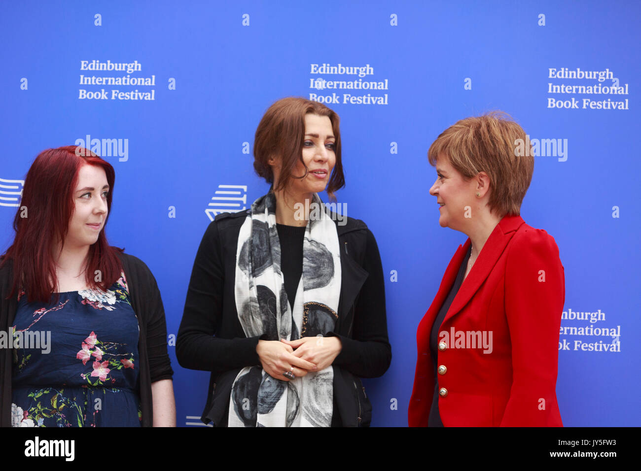 Édimbourg, Écosse 18 août. Jour 7 Edinburgh International Book Festival. Sur la photo : Heather McDaid, écrivain Elif Shafak écrivain et Nicola Sturgeon Première Ministre de l'Écosse. Credit : Pako Mera/Alamy Live News Banque D'Images