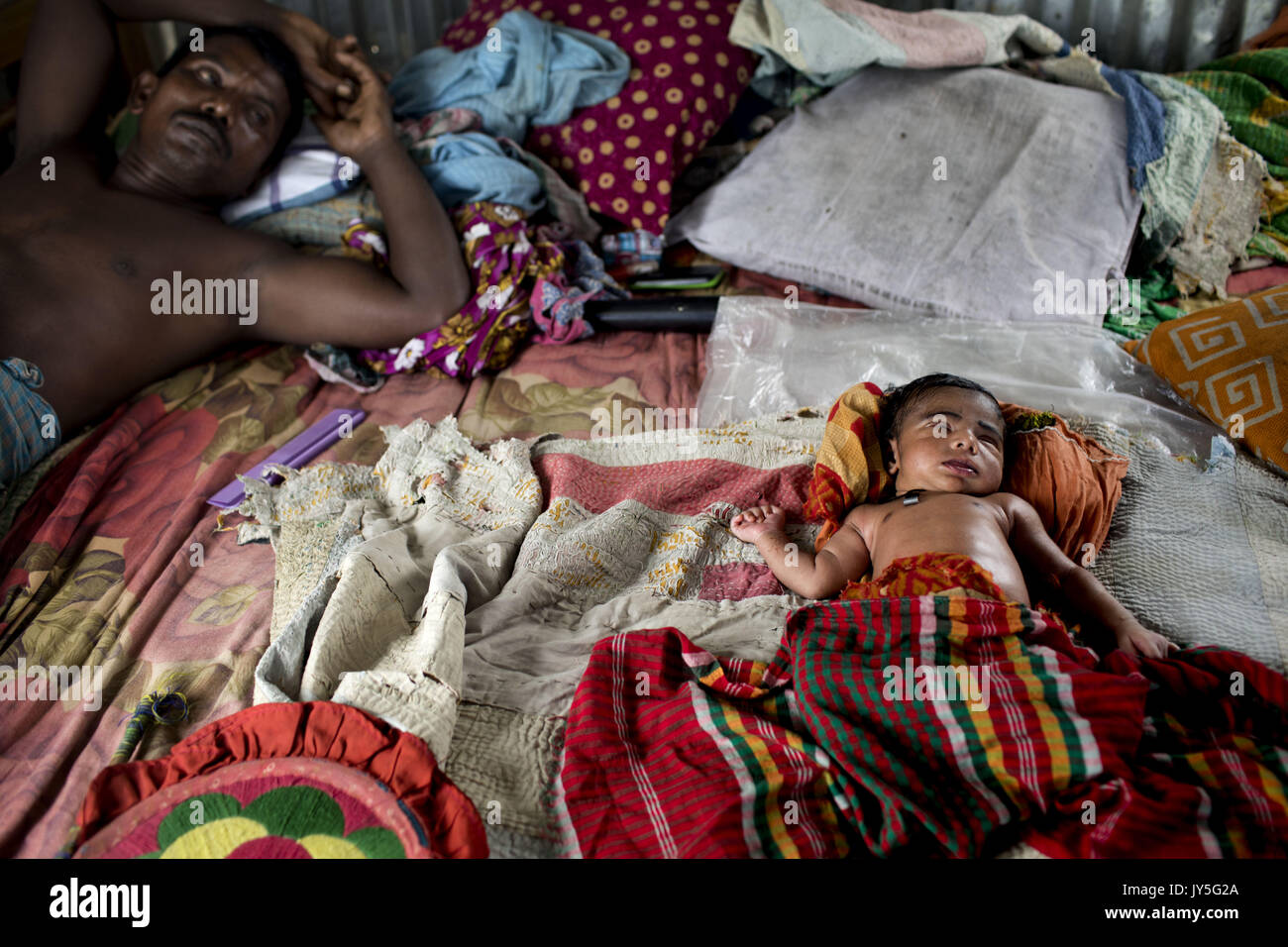 17 Aout 17 Bogra Au Bangladesh Aout 17 17 Pere Avec Son Bebe Nouveau Ne Prendre Refuge Dans Un Barrage De Shariakandi Bogra Selon Les Autorites Les Inondations Causees Par De Fortes Pluies