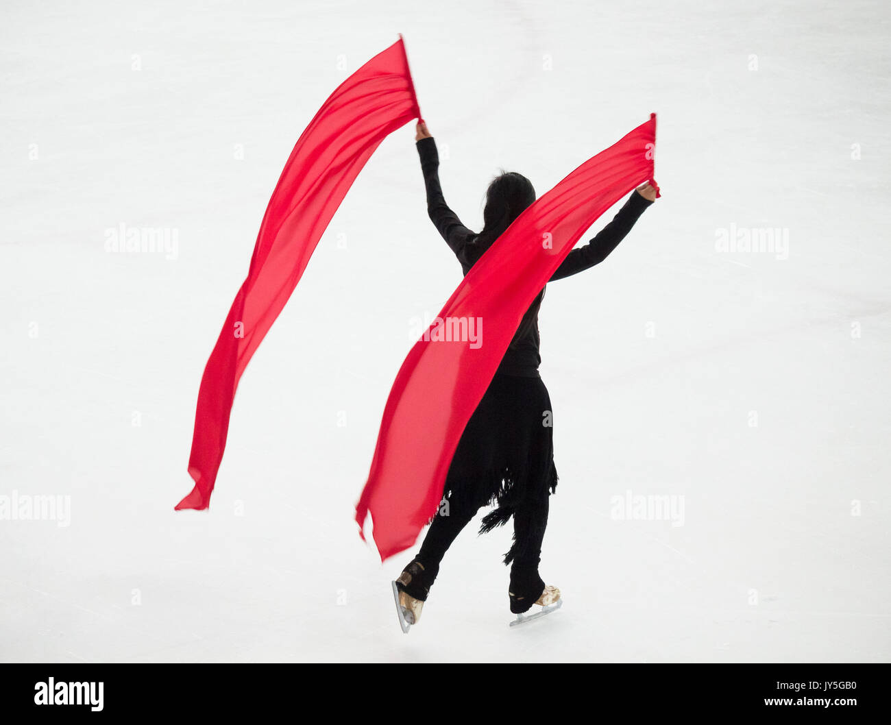 Billingham, Angleterre du Nord-Est, Royaume-Uni. 18 août, 2017. UK. Le patineur américain Yebin Mok répétition pour 'Peacock Lake" au Festival International de Folklore de Billingham World Dance ( 12-19 août), maintenant dans sa 53e année. Peacock Lake allie le patin à glace, la danse contemporaine, le kathak (danse classique) et Northern-Indian monde danse traditionnelle, musique live et une distribution de plus de 200 interprètes du monde entier, qui sera créée le 19 et 20 août 2017 au Forum Billingham Ice Arena. Credit : ALAN DAWSON/Alamy Live News Banque D'Images