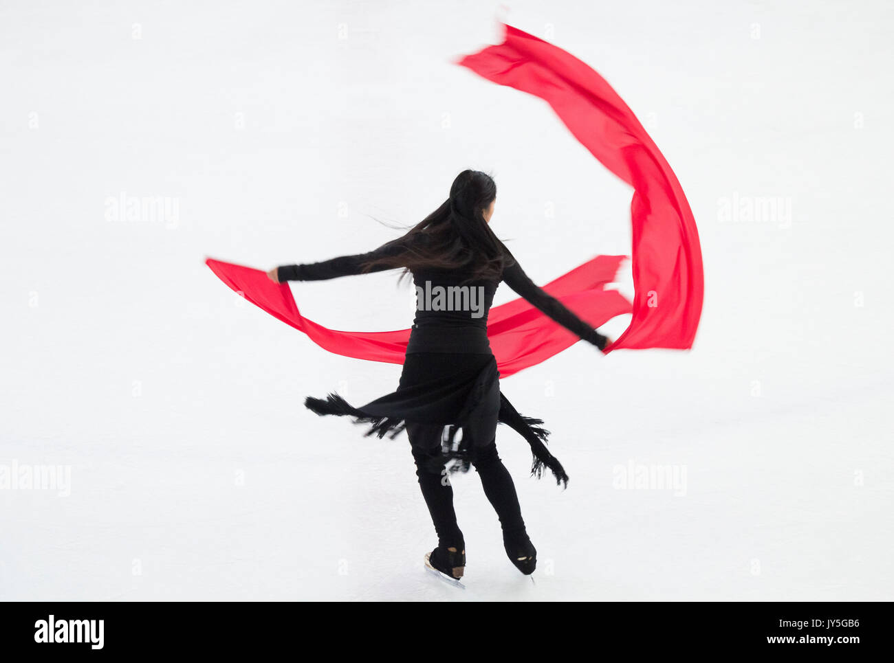 Billingham, Angleterre du Nord-Est, Royaume-Uni. 18 août, 2017. UK. Le patineur américain Yebin Mok répétition pour 'Peacock Lake" au Festival International de Folklore de Billingham World Dance ( 12-19 août), maintenant dans sa 53e année. Peacock Lake allie le patin à glace, la danse contemporaine, le kathak (danse classique) et Northern-Indian monde danse traditionnelle, musique live et une distribution de plus de 200 interprètes du monde entier, qui sera créée le 19 et 20 août 2017 au Forum Billingham Ice Arena. Credit : ALAN DAWSON/Alamy Live News Banque D'Images