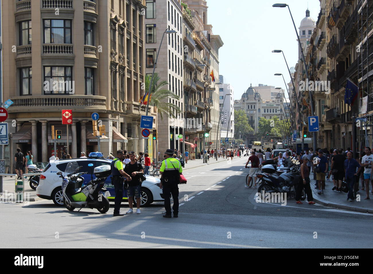 Barcelone, Espagne. 18 août, 2017. Les gens sur leur façon d'une minute de silence le jour après l'attaque terroriste à Barcelone. Dino/Geromella Crédit : Alamy Live News Banque D'Images