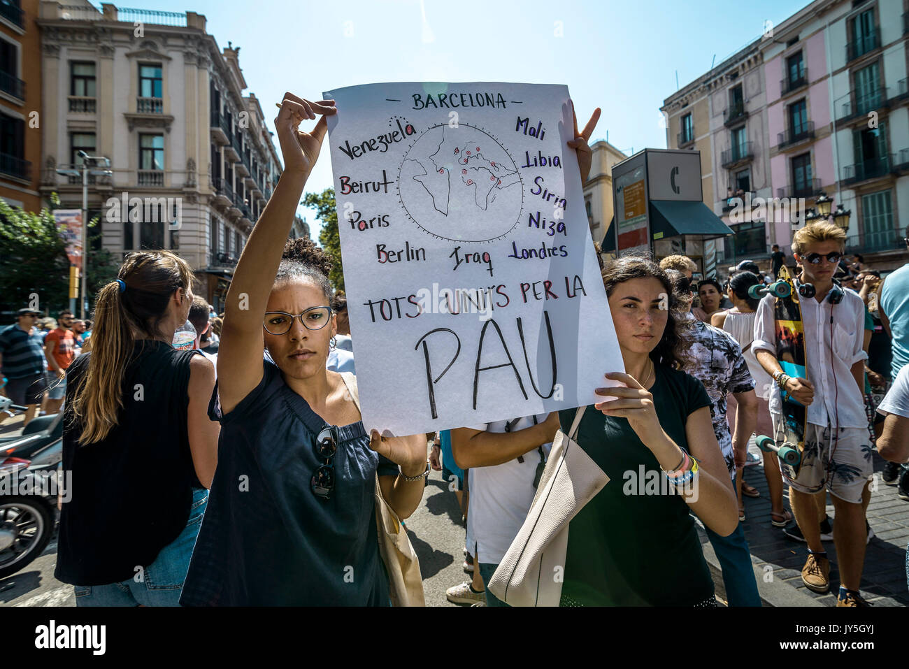 Barcelone, Espagne. 18 août, 2017. En deuil avec ses pancartes passer par Las Ramblas après une minute de silence pour les victimes des attaques de Barcelone après un van a labouré dans la foule à Las Ramblas, tuant au moins 13 personnes et blessant plus de 100 Crédit : Matthias Rickenbach/Alamy Live News Banque D'Images